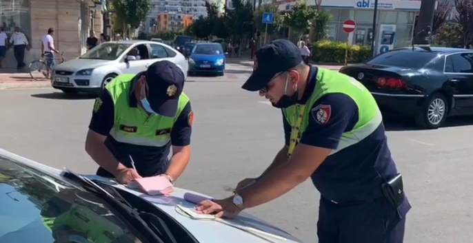 Policia ndëshkon qytetarët ‘rebel’, 706 gjoba në 24 orët e fundit për mosmbajtjen e maskës Gjoba