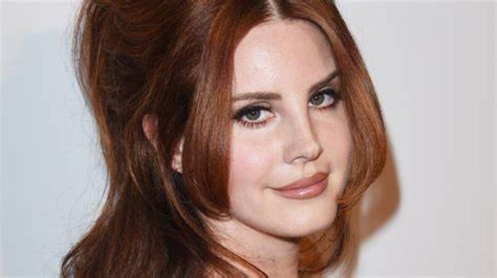 Lana Del Rey përdor maskë rrjete argjendi, fansat acarohen keq Lana del Ray 1