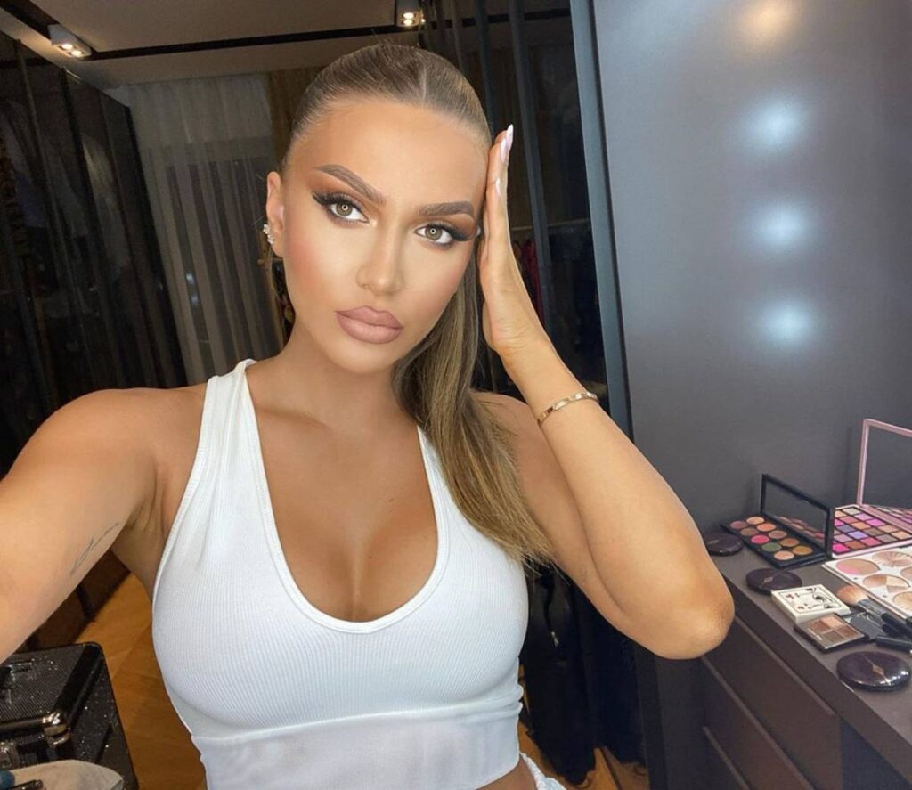 Trashëgimtarja e Top Channel ‘thumbon’ me postimin në Instagram, me kë ta ketë vallë?! Lori Hoxha