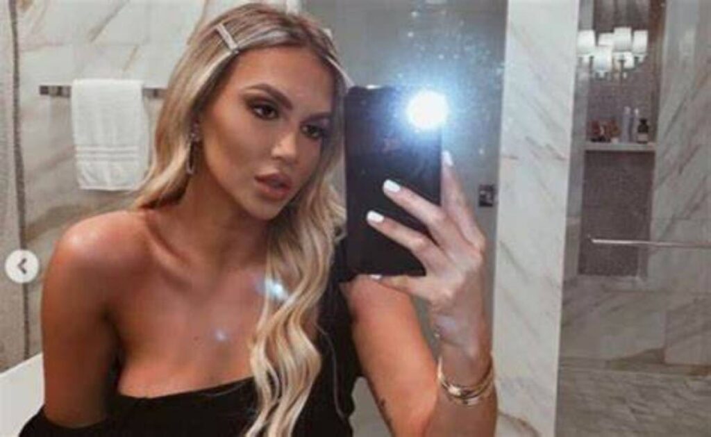 Lori Hoxha e fiksuar jo vetem pas makinave, por edhe pas veshjeve, shihni sa i kanë kushtuar pantallonat që i ngelën fiksim të gjitha gocave Lori Hoxha 2