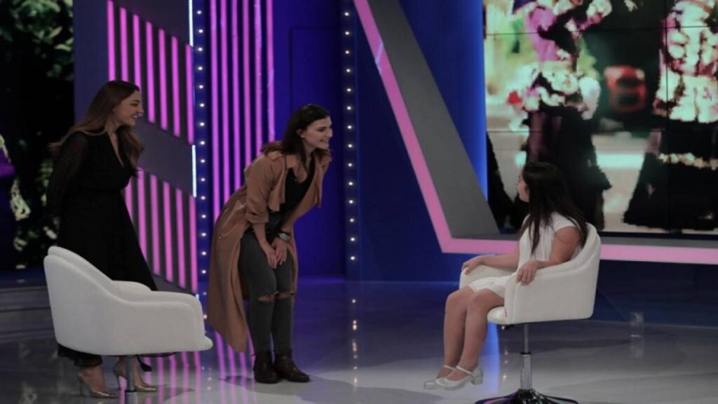 Mariza Ikonomi surprizon në emisionin live fansen e saj, këngëtaren me Sindromën Down Mariza Ikonomi 1