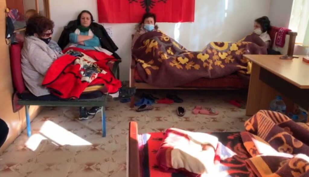 “Mos na detyroni të sjellim edhe fëmijët këtu”, naftëtaret e Ballshit në ditën e 10 të grevës: Pagat janë të panegociueshme. Që këtu dalim vetëm të vdekura Naftetaret e Ballshit