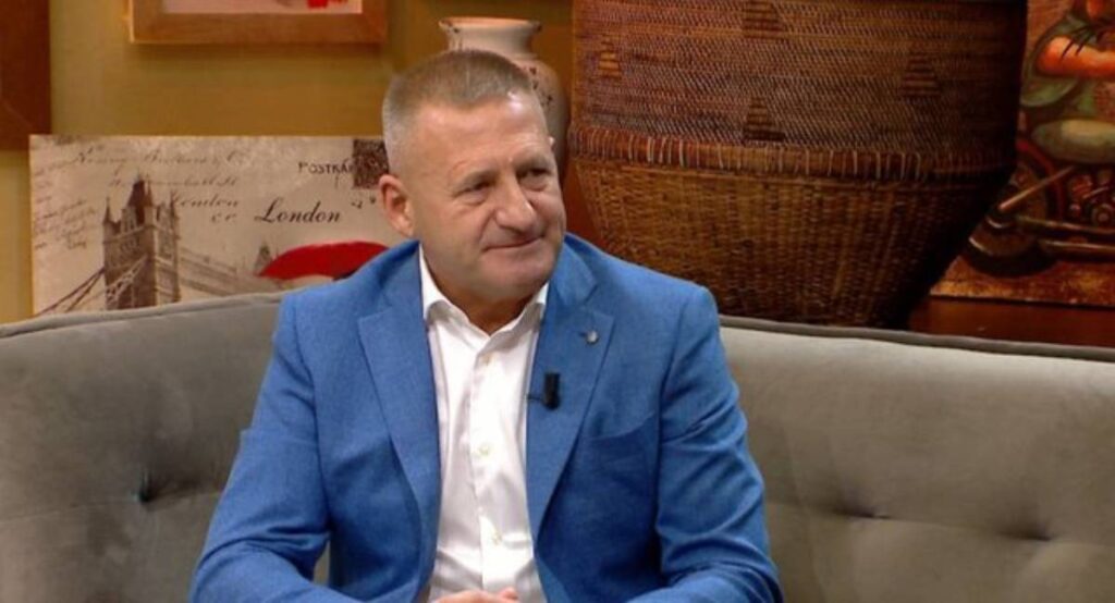 Nard Ndoka habit gazetarin me historinë e tij: Kur linde ti, unë u arrestova! Dëgjoja muzikë sllave Nard Ndoka 2