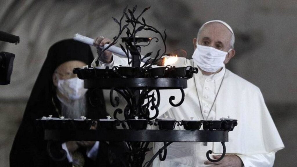 Për herë të parë papa Françesku mban maskë në publik Papa Francesku 1