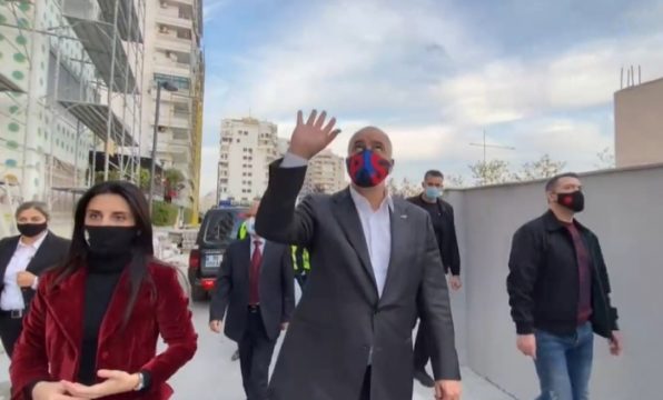 VIDEO/ “I madh je i madh’, Rama i përgjigjet me batutë qytetarit që e simpatizon: 1 m e 98 cm, kaq i madh jam Rama batut 596x360 1