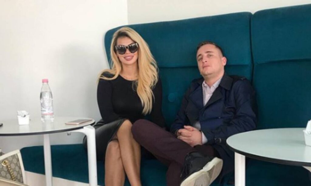 E papritur ! Rezart Veleshnja largohet nga ‘Shiko kush luan’, ja aktori që do ta zëvendësojë Rezart Veleshnja