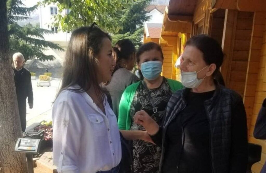 Rudina Hajdari viziton Tropojën, qytetarët e ‘detyrojnë’ të… Rudina Hajdari