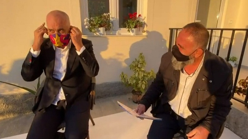 Fotot/ Kishte vendosur maskën së prapthi, Rama-qytetarit: Po ti pse s’më thua? Apo ashtu e do PS-në ti…? Screenshot 22 9