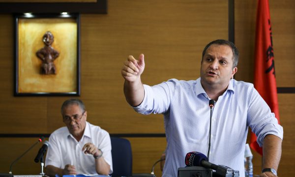 “Mos bëj si gangster”/ Shpend Ahmeti përplaset me Azemin e VV-së, dalin pamjet nga sherri. Këshilltari: More rrenc… Shpend Ahmeti
