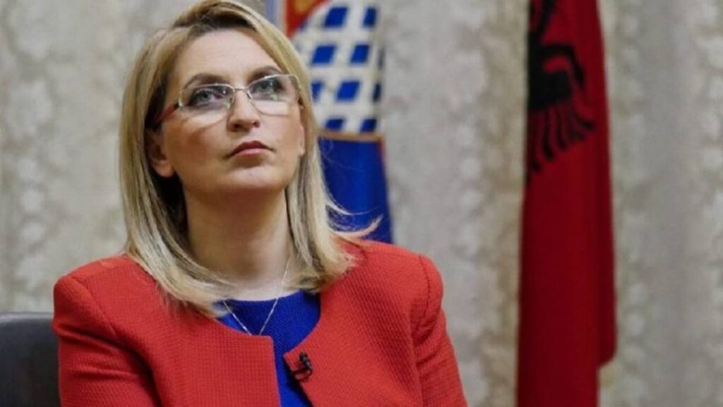 “Asnjë mashtrim nuk e shpëton nga ndëshkimi popullor i 25 prillit”, Voltana Ademi nga karantina publikon fotot e Rrugës së Velipojës: Rama e la përgjysmë Voltana Ademi 1