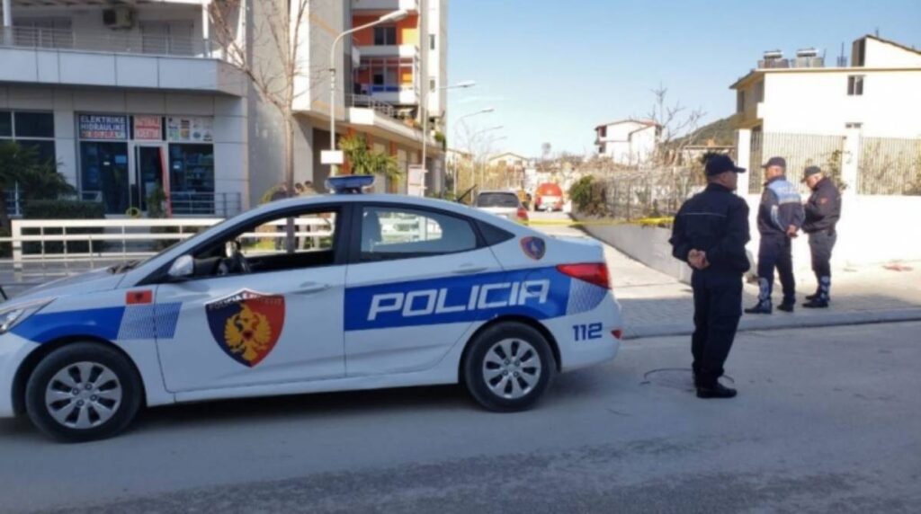 Rrahu gruan dhe më pas efektivin e policisë në Vlorë, vihet në pranga 37-vjeçari arrestimi 2