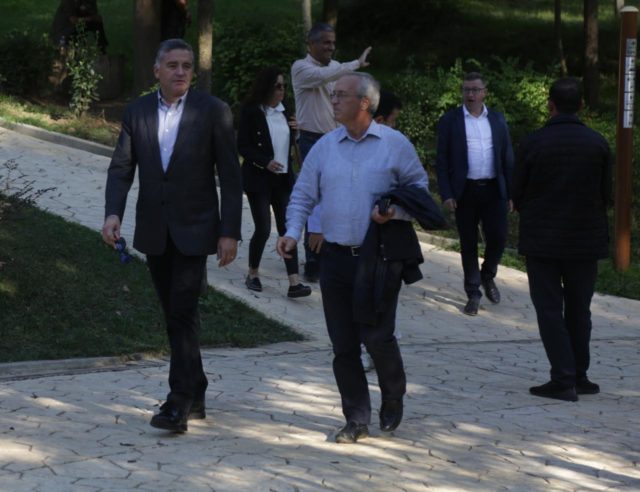 FOTO/ Socialistët në shkallët e Amfiteatrit, nga maskat tek distanca mes njëri-tjetrit 1 asambleja e ps 1
