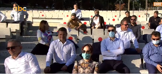 FOTO/ Socialistët në shkallët e Amfiteatrit, nga maskat tek distanca mes njëri-tjetrit 3 asambleja e ps 1