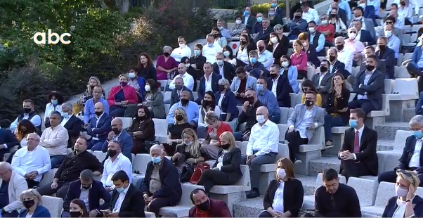 FOTO/ Socialistët në shkallët e Amfiteatrit, nga maskat tek distanca mes njëri-tjetrit 15 asambleja e ps 10