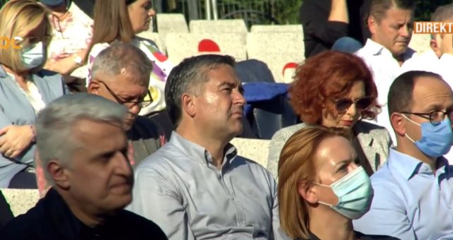FOTO/ Socialistët në shkallët e Amfiteatrit, nga maskat tek distanca mes njëri-tjetrit 4 asambleja e ps 2