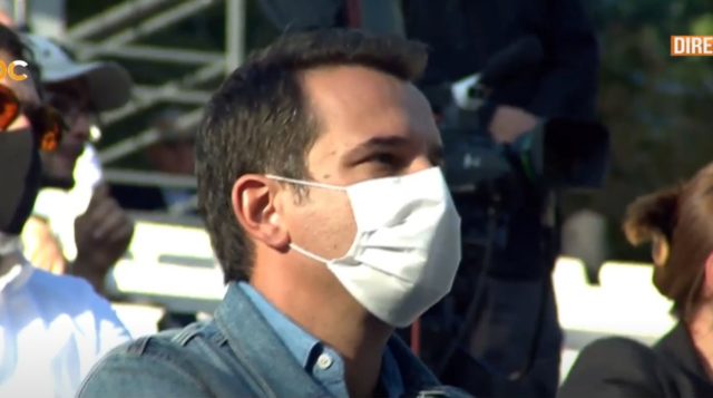 FOTO/ Socialistët në shkallët e Amfiteatrit, nga maskat tek distanca mes njëri-tjetrit 6 asambleja e ps 3