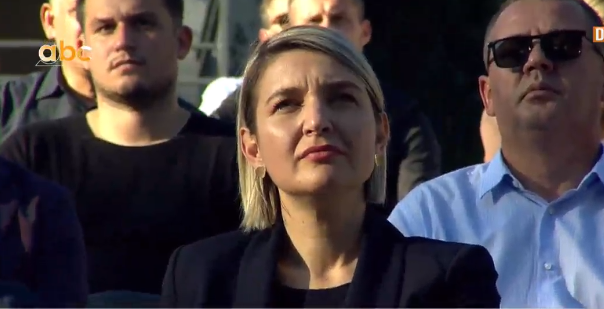 FOTO/ Socialistët në shkallët e Amfiteatrit, nga maskat tek distanca mes njëri-tjetrit 11 asambleja e ps 6