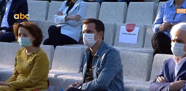 FOTO/ Socialistët në shkallët e Amfiteatrit, nga maskat tek distanca mes njëri-tjetrit 13 asambleja e ps 8