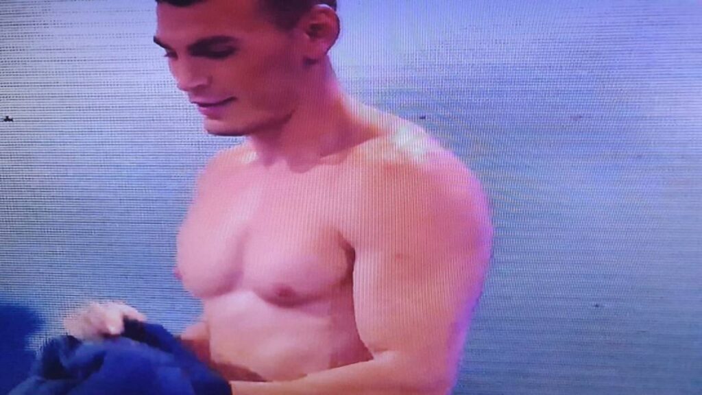 Berati, konkurrentë i ri në “PërPuthen” zhvishet live në emision dhe ekspozon muskujt (FOTO) berati 2