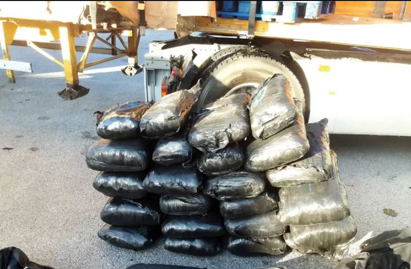Njëri mbante drogën në çantë, tjetri kontrollonte rrugën. Arrestohen dy shqiptarë që po transportonin 115 kg drogë dgh 1