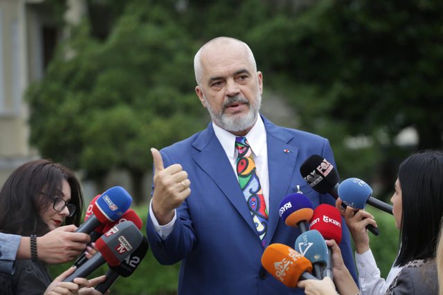 ‘Qentë le të lehin karvani do të ecë më shpejt përpara’, Rama publikon videon dhe ka një mesazh për opozitën edi rama gisht