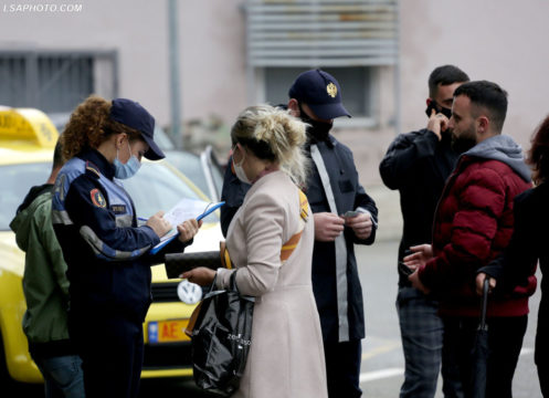 “M’u lag nga shiu”, “e kam në xhep”… 4000 gjoba për maskat, por shumë s’kanë kontrata me OSHEE gjobA 2