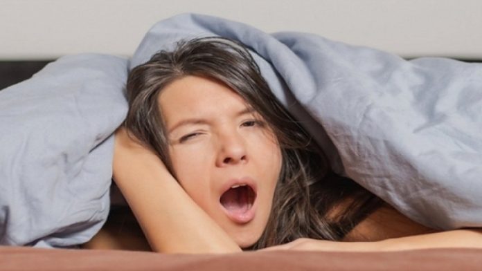 Zbuloni arsyen se përse ndiheni të lodhur në një ditë me shi gjumj 696x392 1