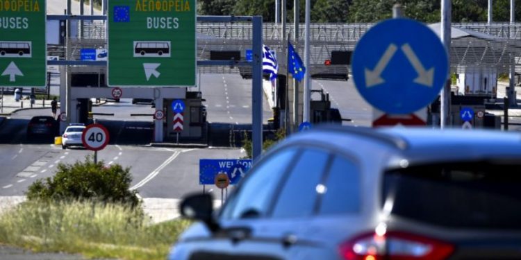 Greqia mban të mbyllur kufirin me Shqipërinë deri më 12 Tetor, ja cilët lejohen të udhëtojnë greqi dogane