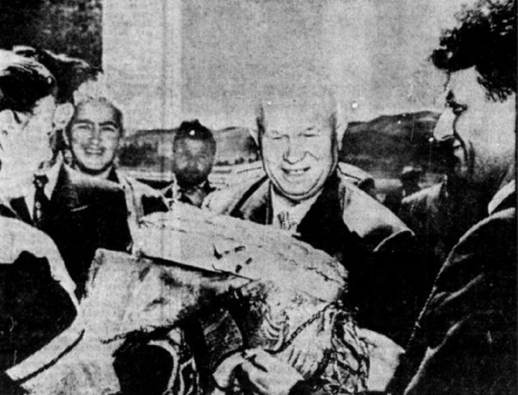 Vizita në 1959, Hrushovit në Shqipëri i ofruan bukën e vendit hrushovi buka