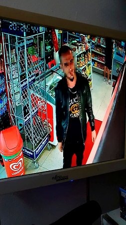 Pamjet / Shqiptari godet me thikë kolegun e tij brenda marketit 2 i plagosuri 3