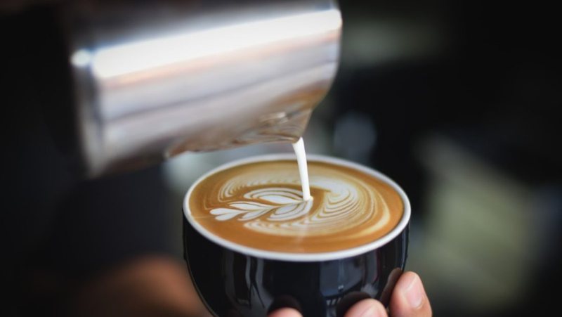 Donte t’i zinte vendin e punës dhe i fuste ilaç në kafe koleges prej 1 viti, arrestohet autorja kafe