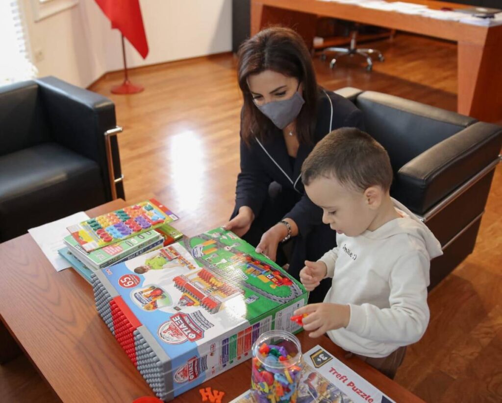“Di të lexojë rrjedhshëm e të numërojë”, ministrja Kushi pret në zyrë 3 vjeçarin me aftësi të veçanta kushi 1
