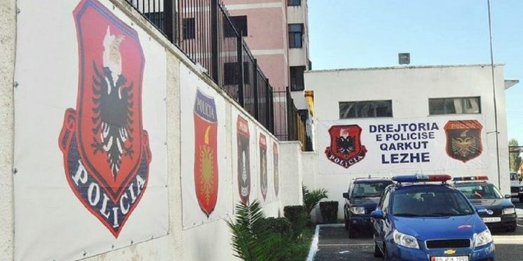 21-vjeçari kërcënon me thikë familjarët, shkatërron orenditë kur shkon policia lezhe