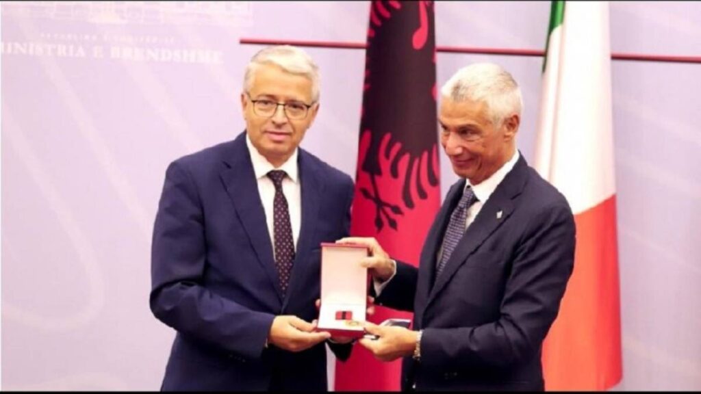Lleshaj medalje nderi për zv.drejtorin e policisë italiane, Rizi: E dëshironim lirimin e Alvin Berishës lleshaj 1