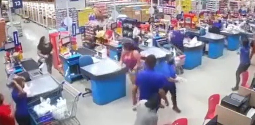 Rrëzohen raftet e supermarketit, vdes 21 vjeçarja (VIDEO) magazina