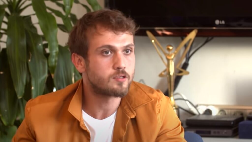 “Memo” tenton të flasë shqip, çfarë thotë për vendin tonë (VIDEO) memo