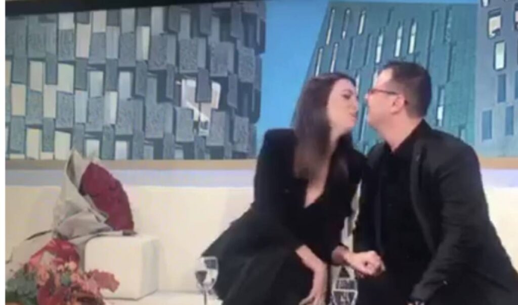 Video/ Zyrtari i njohur i PD-së propozon live në një emision televiziv spikeren e lajmeve propozimi