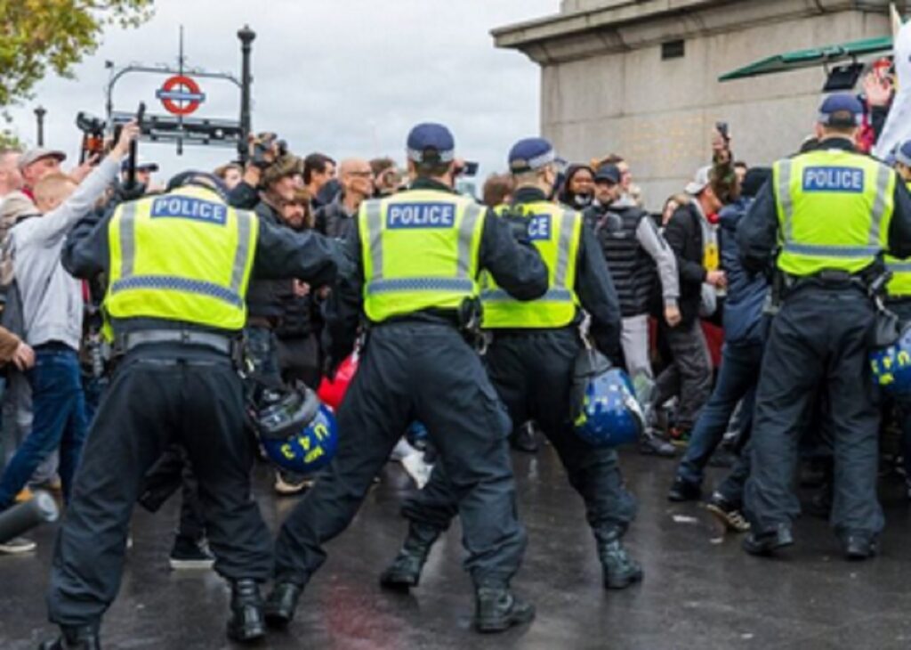 Londër, protesta të ashpra kundër masave për COVID-19 protesta 1