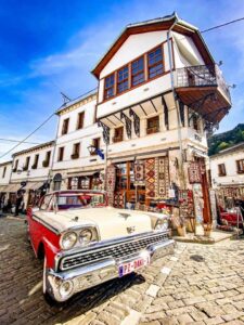 "Retronësokak", parada e makinave "old" i jep jetë kalldrëmeve të Gjirokastrës (FOTO) 1 ret11