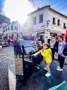"Retronësokak", parada e makinave "old" i jep jetë kalldrëmeve të Gjirokastrës (FOTO) 5 ret7