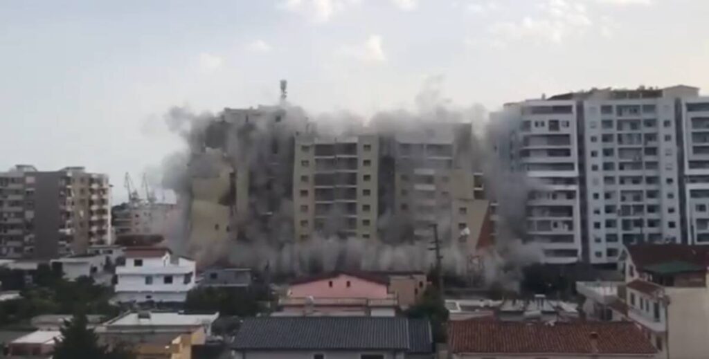 Video/ Përdoret 130 kg tritol për shembjen e pallatit 14 katësh në Durrës, plagoset efektivi i FA shembet