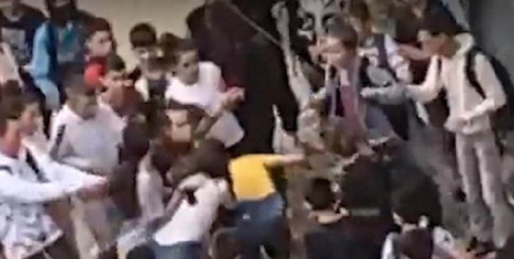 Plas sherri mes nxënësve në Tiranë, njëra nga vajzat i përplas kokën për muri sherr