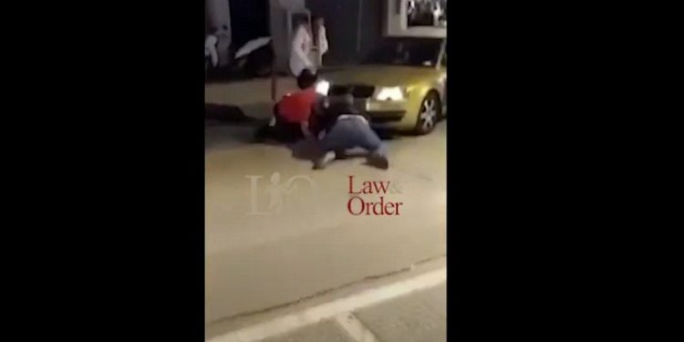 Shqiptari tentoi t’ia marrë, shkrepet aksidentalisht arma e policit grek shqiptar polici