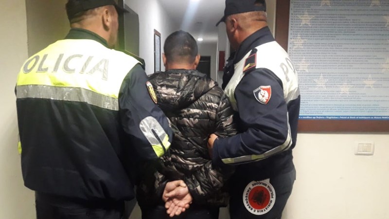 Tentuan të kalojnë 36 sirianë drejt Kosovës, arrestohen dy të rinj nga Tirana siriane policia