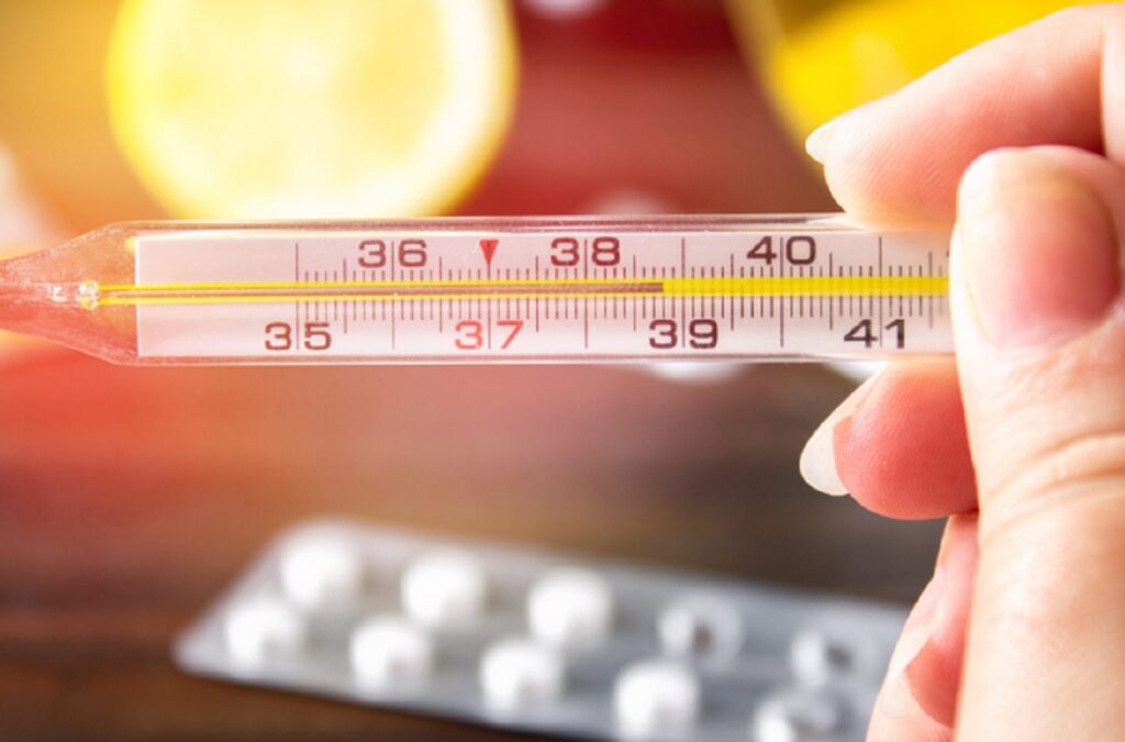 Si mund të ulim temperaturën tek fëmijët dhe të rriturit temperature