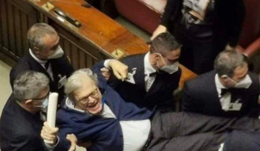 Vittorio Sgarbi nxirret zvarrë nga Parlamenti, pasi hoqi maskën unnamed 5 1
