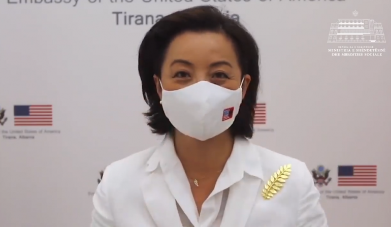 “Shqipëria ka nevojë për ju”! Yuri Kim: Shpresojmë që gjyqtarët t’i përgjigjen thirrjes së KLGJ për Kushtetuesen yuri kim me maske 770x447 1