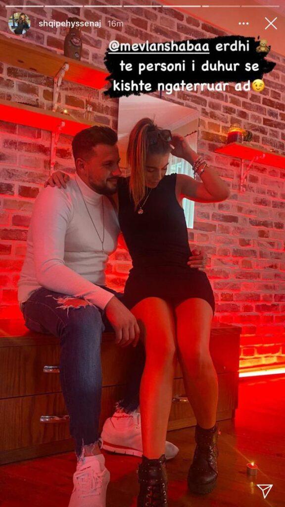 Foto/ Shqipja takohet me Mevlanin jashtë "Përputhen", ish- konkurrentja habit ndjekësit, i ulet në prehër 1 1 14