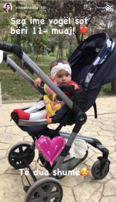 Foto/ Vajza e Vilmës ka mbushur 11 muaj që kur erdhi në jetë dhe është bërë një bukuroshe si mamaja e saj! 1 1 18