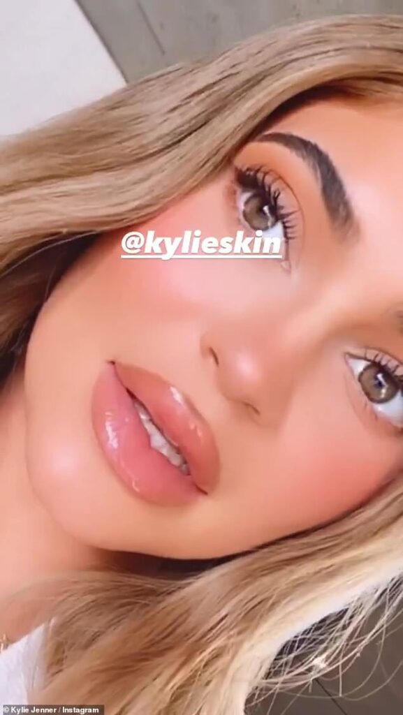 36027730 8980017 Come and get it Kylie told fans she will be having a big sale th a 1 1606182322977